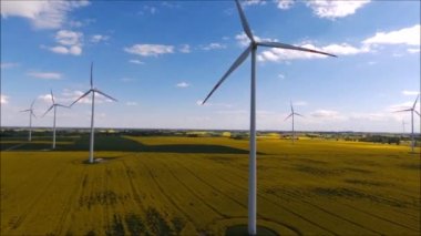 Yel değirmenleri. Rüzgar gücü teknolojisi - Rüzgar gücü, türbin, yel değirmeni, enerji üretimi üzerine hava aracı görüntüsü 