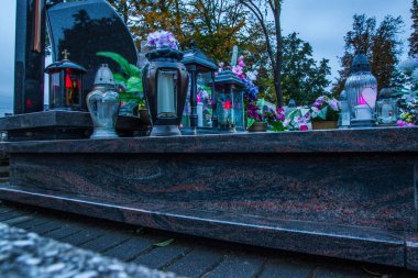 Graves Katolik Mezarlığı üzerinde. Tüm azizler günü / tüm toplantı salonu / 1 Kasım.