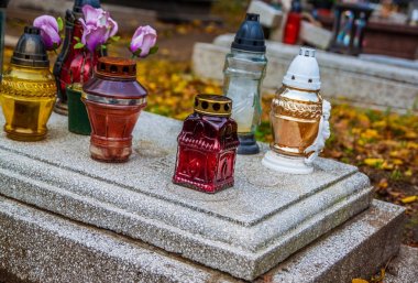 Graves Katolik Mezarlığı üzerinde. Tüm azizler günü / tüm toplantı salonu / 1 Kasım.