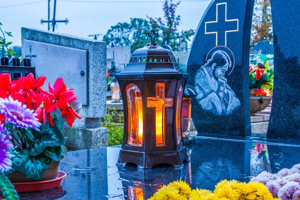 Graves Katolik Mezarlığı üzerinde. Tüm azizler günü / tüm toplantı salonu / 1 Kasım.