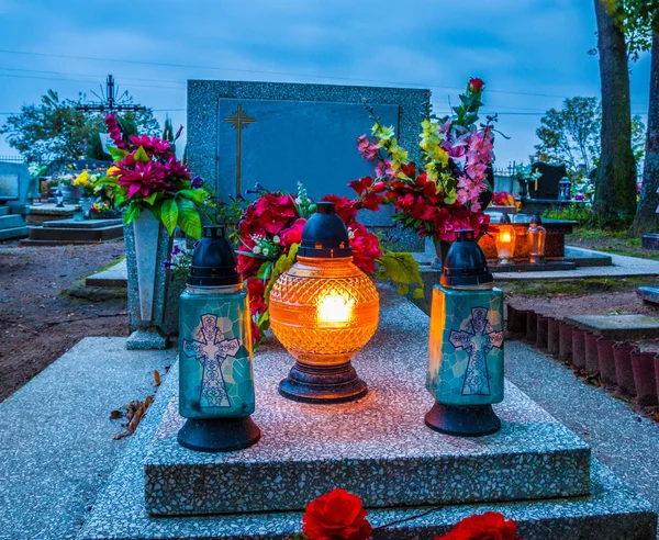 Tumbas en el cementerio católico. Día de Todos los Santos / Todos los Santos / 1 de noviembre . — Foto de Stock