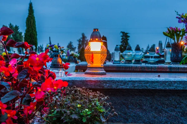 Graves op katholieke begraafplaats. All Saints Day / All Hallows / 1 November. — Stockfoto