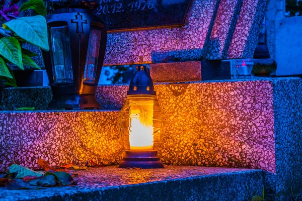 Tumbas en el cementerio católico. Día de Todos los Santos / Todos los Santos / 1 de noviembre . —  Fotos de Stock