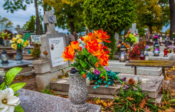 Túmulos no cemitério católico. Dia de Todos os Santos / Todos os Santos / 1 de Novembro . — Fotografia de Stock