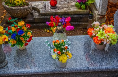 Graves Katolik Mezarlığı üzerinde. Tüm azizler günü / tüm toplantı salonu / 1 Kasım.