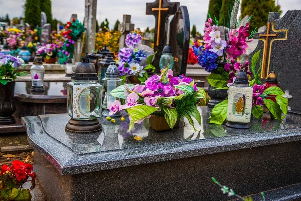 Tumbas en el cementerio católico. Día de Todos los Santos / Todos los Santos / 1 de noviembre . — Foto de Stock