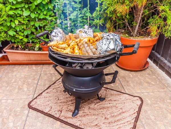 Venku mají šťavnatou Bbq — Stock fotografie