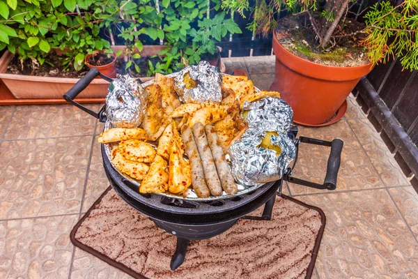 Venku mají šťavnatou Bbq — Stock fotografie