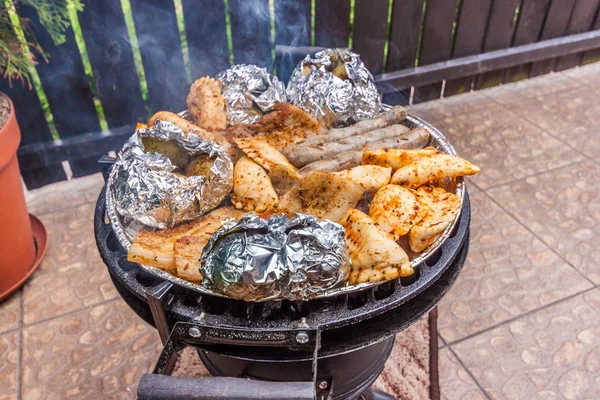 Draußen mit einem saftigen Grill — Stockfoto