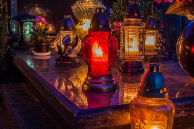 bir Mezarlığı'nda yanan mumlar 