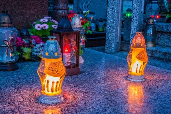 Velas encendidas en un cementerio —  Fotos de Stock