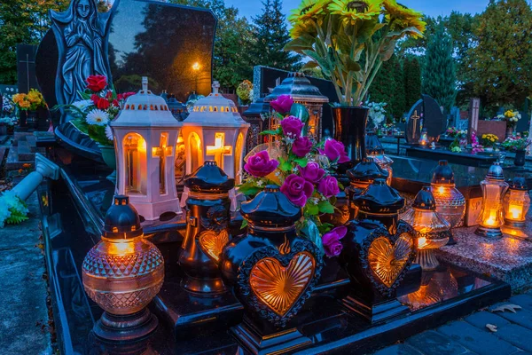 Bougies brûlant dans un cimetière — Photo