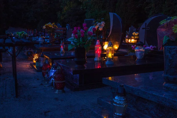 Velas queimando em um cemitério — Fotografia de Stock