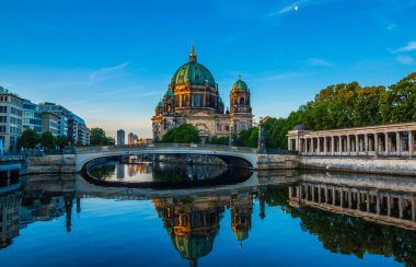 Tarihi Berlin Katedrali (Berliner Dom), gündoğumu, Berlin güzel görünümü