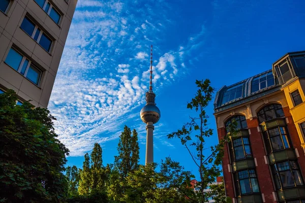 Şafakta, Almanya Berlin şehir merkezinde mimarisi. Berlin başkenti ve en büyük şehri Almanya yaklaşık 3,7 milyon kişilik bir nüfusa sahip olduğunu.