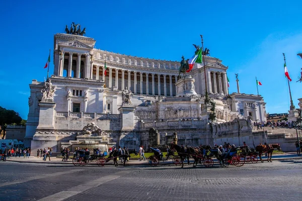 Национальный памятник Виктору Эммануилу II (Altare della Patria), построенный в честь Виктора Эммануила. Рим. Италия — стоковое фото