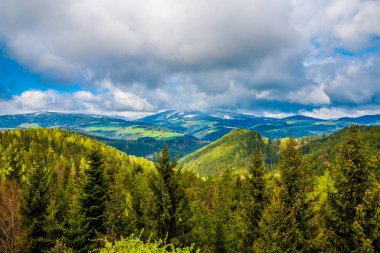  Alp dağlarının güzel manzarası.