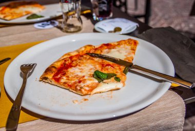 Lezzetli İtalyan pizza mozzarella plaka üzerinde