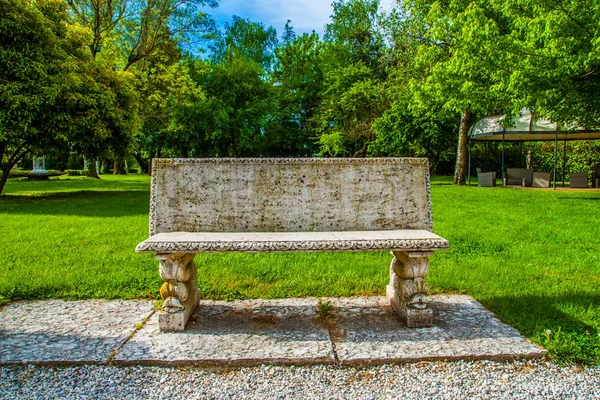 Bellissimo parco con panca in pietra — Foto Stock