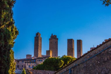 San Gimignano Köyü, Toskana, İtalya'nın mimarisi üzerinde göster