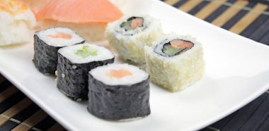 Beyaz plaka üzerinde farklı suşi yakın çekim