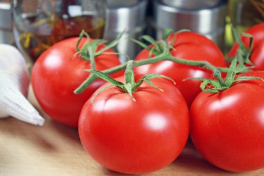 Sulu domates ve baharat mutfak masasında 