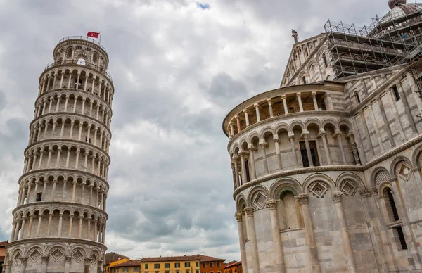 Piazza del Duomo ya da Piazza del Miracoli, Katedrali veya Duomo ve kule