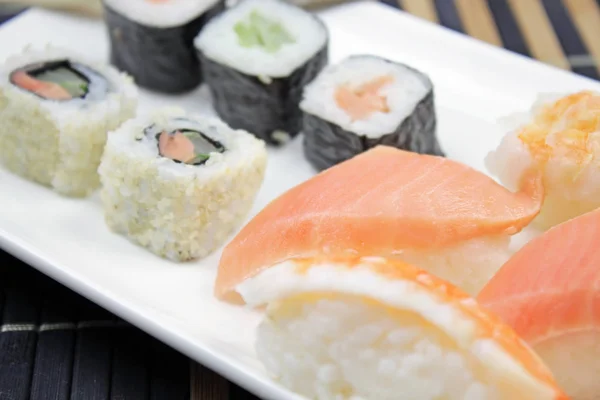 白い皿の上の寿司のクローズ アップ — ストック写真