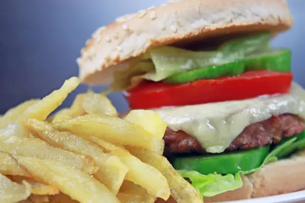 Primer Plano Sabrosa Hamburguesa Con Papas Fritas — Foto de Stock