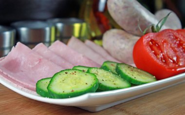 Domates salatalık ve plaka üzerinde et ile yakın çekim