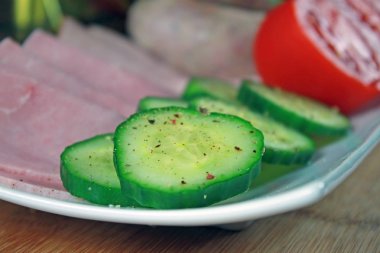 Domates salatalık ve plaka üzerinde et ile yakın çekim