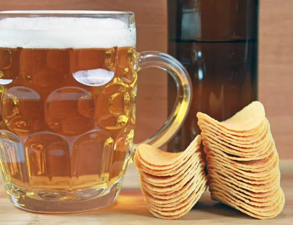 Vaso Cerveza Patatas Fritas Mesa Madera — Foto de Stock