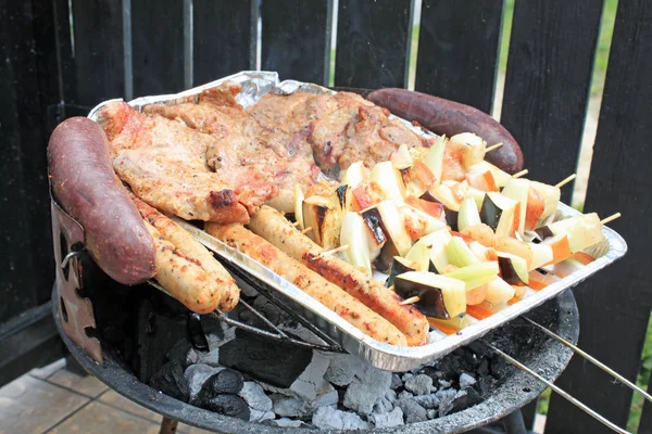 Griller Viande Les Légumes Sur Barbecue — Photo