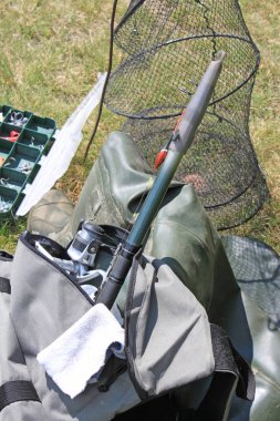 Çimenlerin üzerinde balık tutmak için ekipmanlar, yakın çekim