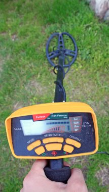 Hazine için metal dedektörü ile arayan