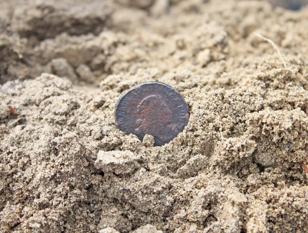 Search Treasure Using Metal Detector — Stock Photo, Image