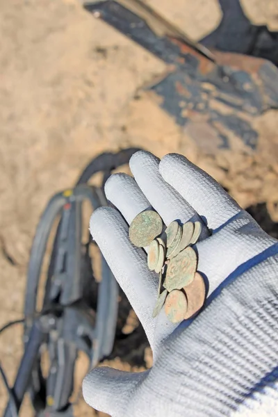 Primer Plano Del Hombre Sosteniendo Monedas Mientras Usa Detector Metales — Foto de Stock