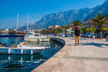 Makarska City, Dalmaçya, Hırvatistan Adriyatik Denizi'nin kristal berraklığında su turkuaz