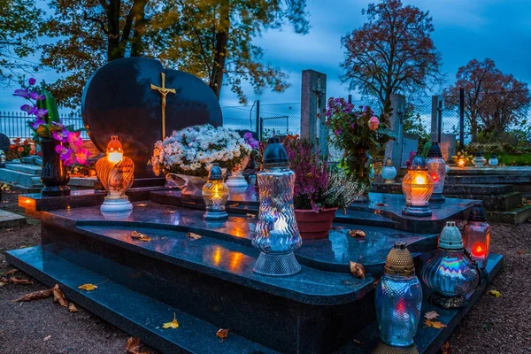 Kleurrijke kaarsen op het kerkhof op Allerheiligen — Stockfoto