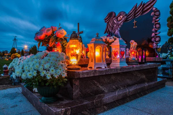 Velas coloridas no cemitério no All Saints Day — Fotografia de Stock