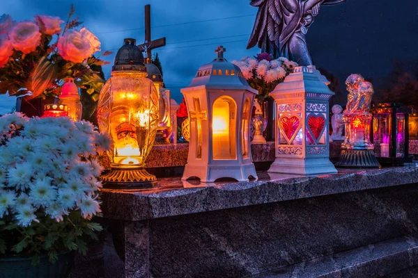 Kleurrijke Kaarsen Kerkhof Allerheiligen Polen — Stockfoto