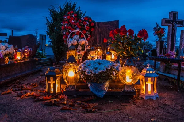 Kleurrijke kaarsen op het kerkhof op Allerheiligen — Stockfoto