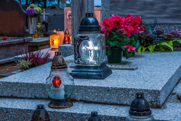 모든 성인의 날에 묘지에 다채로운 초 — 스톡 사진