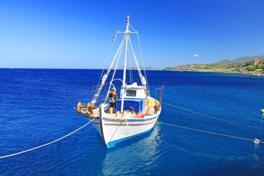 Adriyatik Denizi kıyısında tekneler Makarska harbor City, Hırvatistan ile