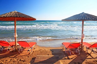 Sabah Hurghada sahil beldesinde Sandalyeler