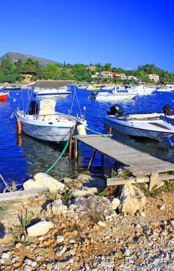 Adriyatik Denizi kıyısında tekneler Makarska harbor City, Hırvatistan ile