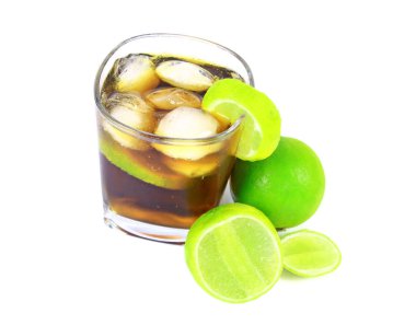 Buz ve beyaz zemin üzerine kireç kokteyl