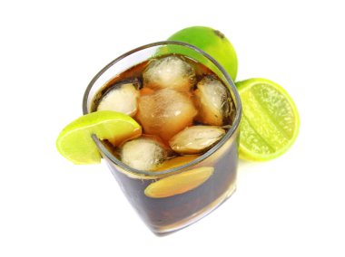 Buz ve beyaz zemin üzerine kireç kokteyl