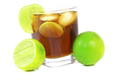 Buz ve beyaz zemin üzerine kireç kokteyl