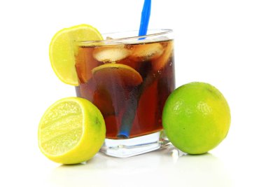 Buz ve beyaz zemin üzerine kireç kokteyl